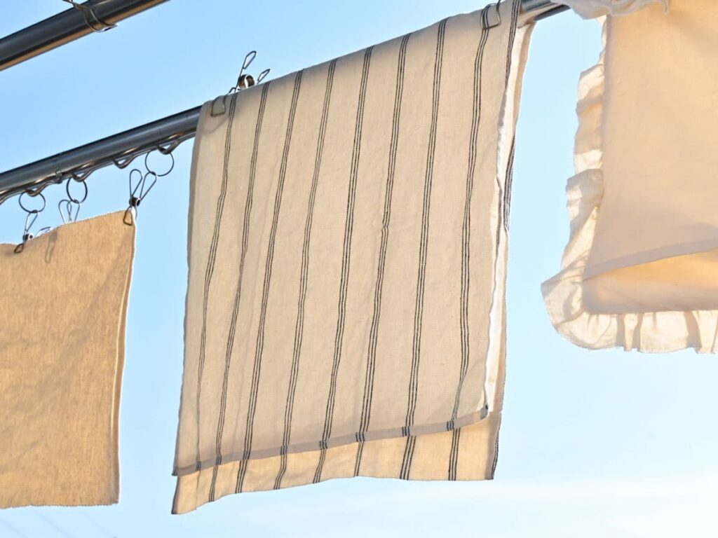 外に干された洗濯物