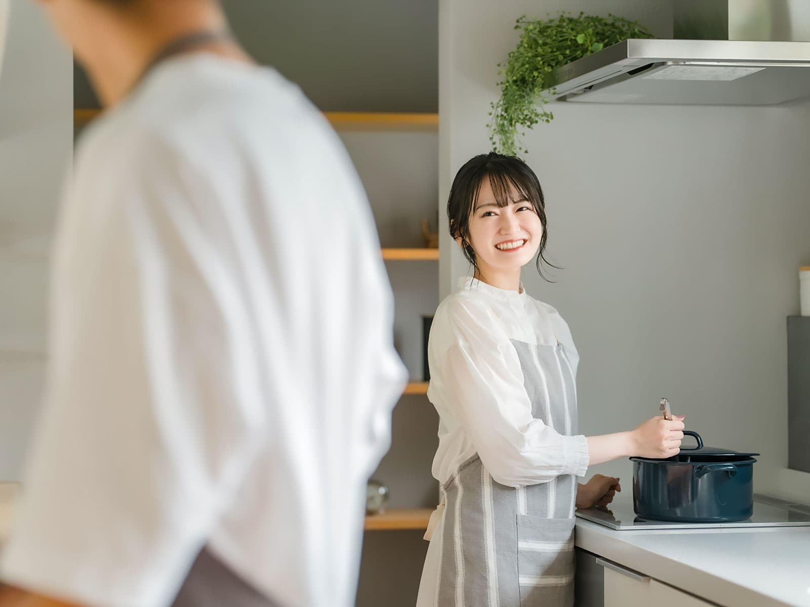 料理をする夫婦