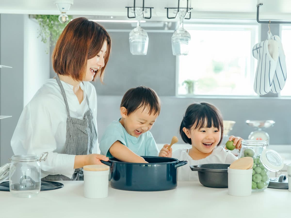 家事をする親子